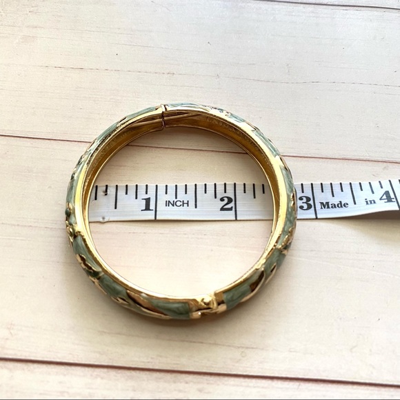 Gorgeous Butterfly hinged  bracelet - Picture 2 of 5